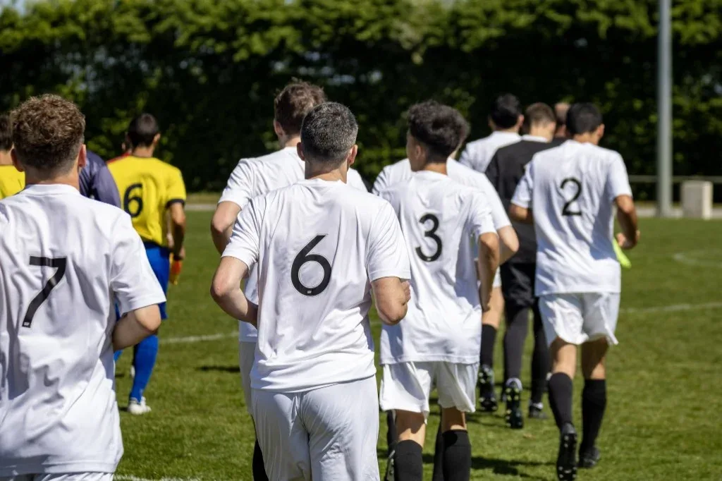 Les joueurs de l'AS Mésanger entrent sur le terrain